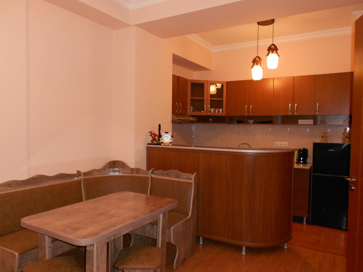 Ucha'S Apartment Batumi Esterno foto